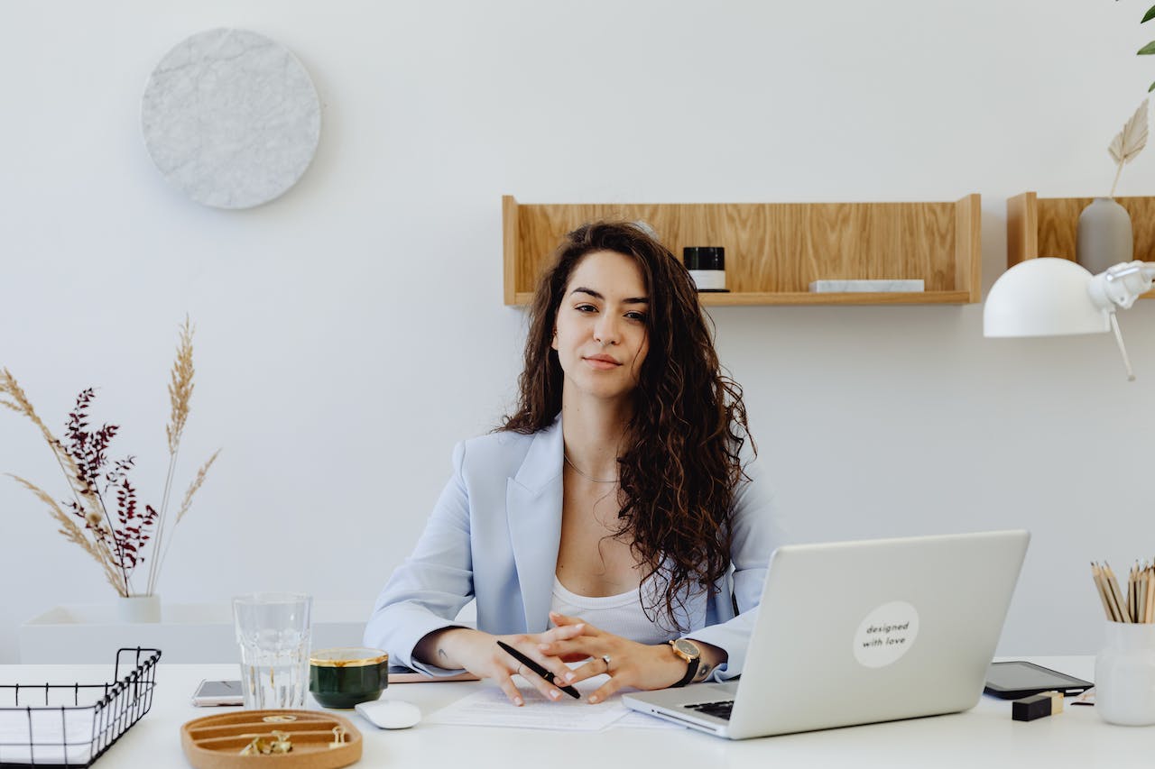 Les astuces pour une meilleure organisation et efficacité en réorganisant son espace de travail